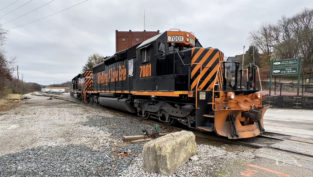 WE 7001 leads the shove toward the CSX.